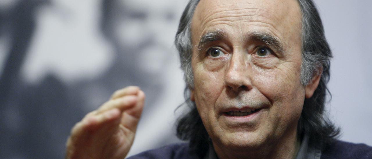 Joan Manuel Serrat con la imagen del poeta Miguel Hernández detrás