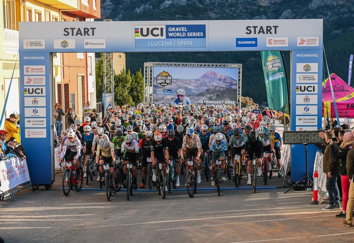 Imagen de la multitudinaria salida de la Castellón Gravel Race Orbea de la edición del2025 en Llucena.