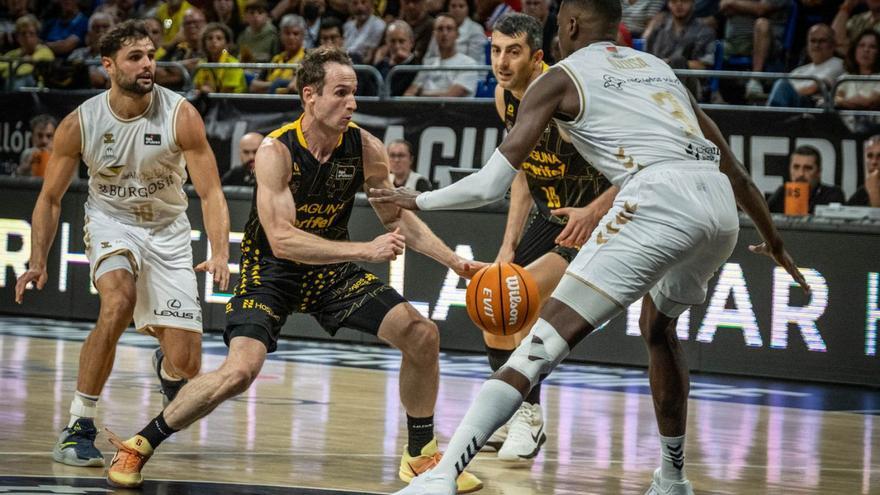 Marce Huertas trata de marcharse de Nzosa en el partido del sábado.