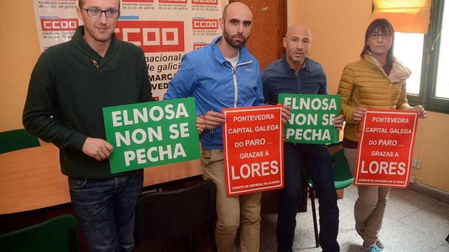 Miembros del comité de empresa de Elnosa, ayer, en la sede de Comisiones Obreras. // Rafa Vázquez