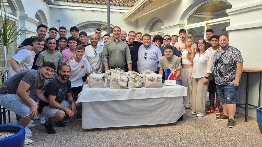 El concejal de Turismo de Oliva recibe a la UD Oliva tras una temporada histórica