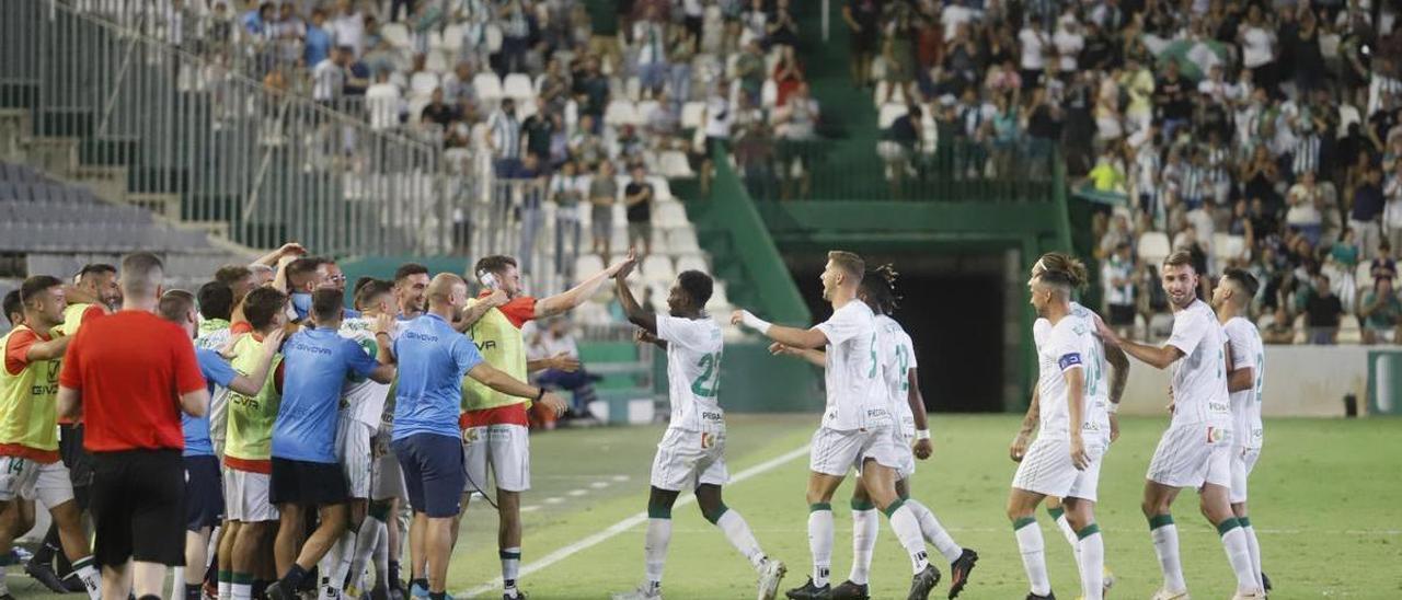 El Arcángel y el Córdoba CF celebran el séptimo gol blanquiverde en Liga, obra de Diarra, el pasado domingo.