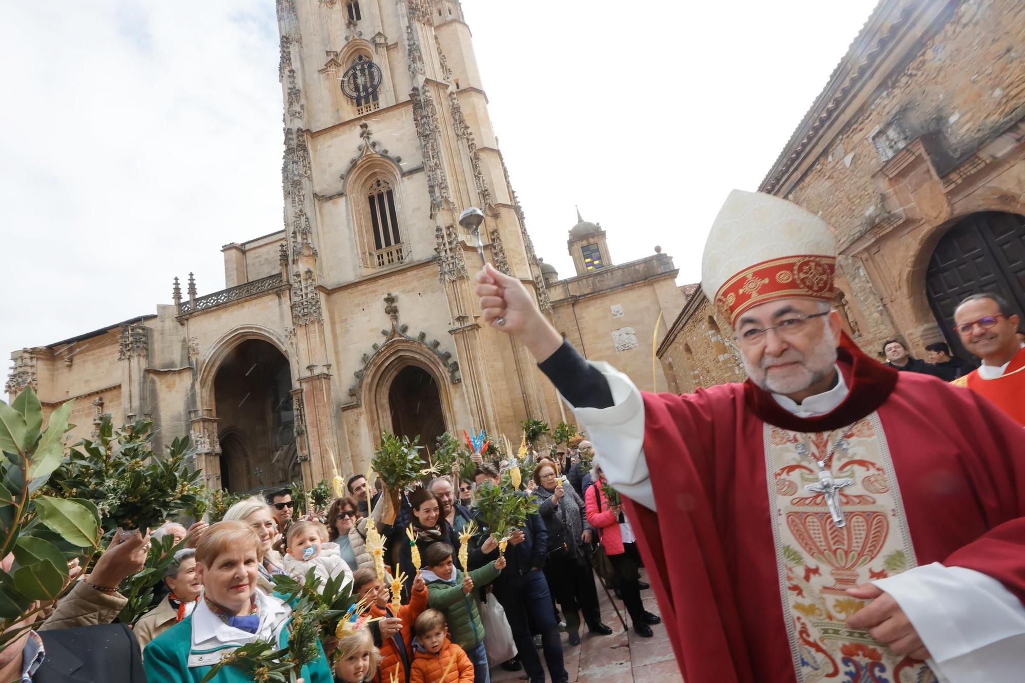 Procesión y bendición de las palmas en la Catedral.