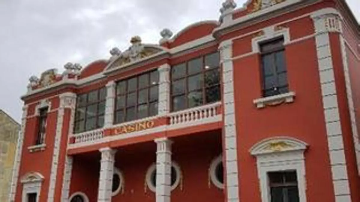 Renacer cultural en Navia: La Feria del Libro se traslada al Casino y se completa con una cita de ilustradores única en Asturias, que tomará El Liceo