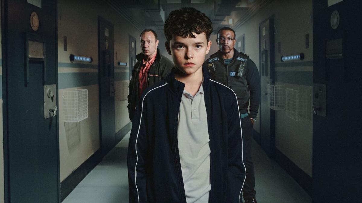 Una imatge promocional d’‘Adolescència’, amb el jove Owen Cooper, Stephen Graham i Ashley Walters. | NETFLIX