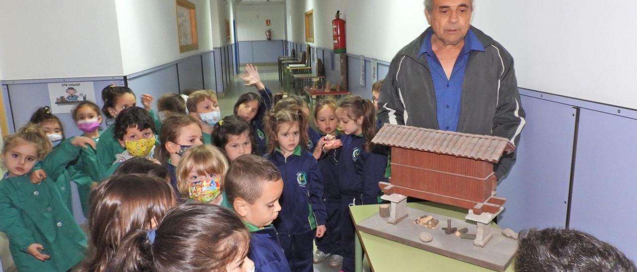 El experto Arturo Fernández, en una de las  charlas sobre el hórreo y su historia, en el colegio Luis Vives. |   //  FERNANDO CASANOVA