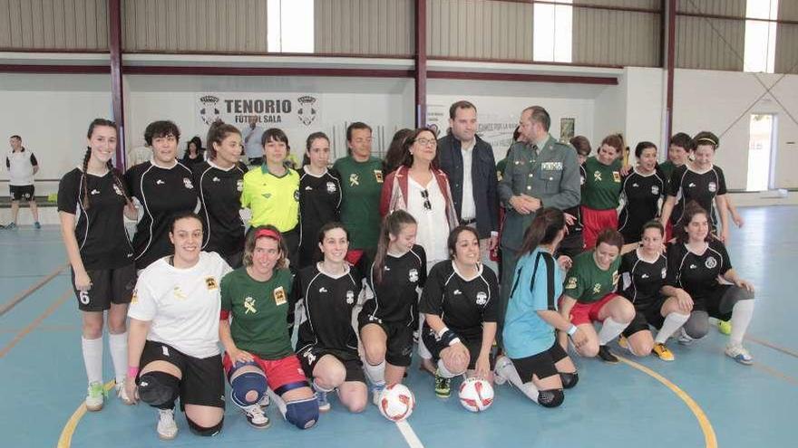 Foto de familia de los equipos, autoridades y representantes de la Guardia Civil. // Santos Álvarez