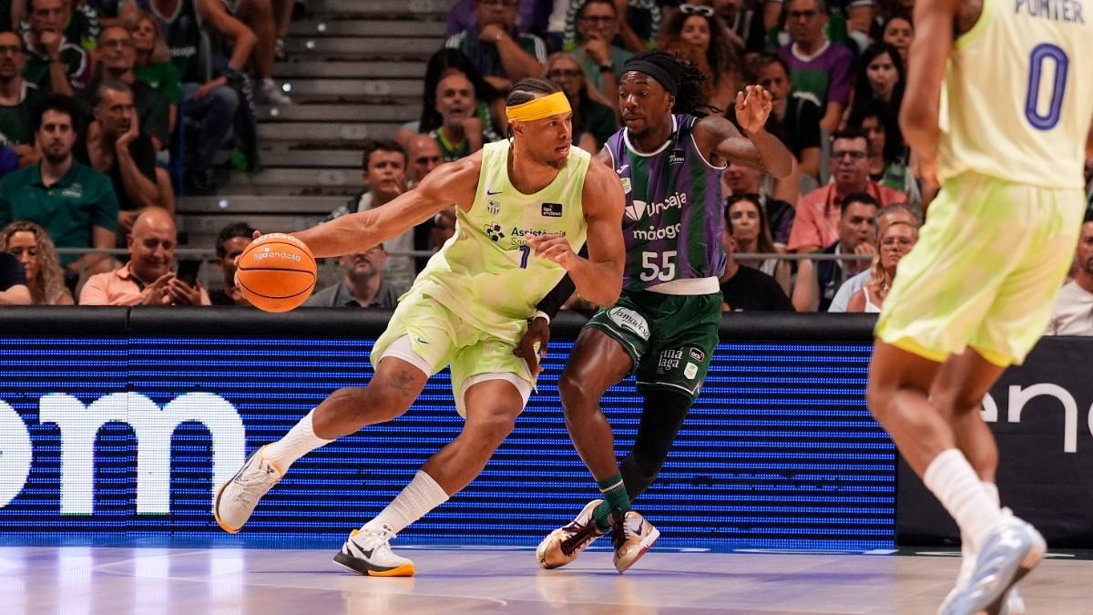 Justin Anderson disput車 en M芍laga su 迆ltimo partido con el Bar?a