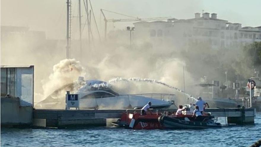 Arde un barco en Marina Ibiza