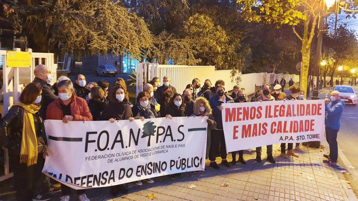 Concentración de Foanpas, ayer, ante el IES San Tomé.  | // M. G. BREA