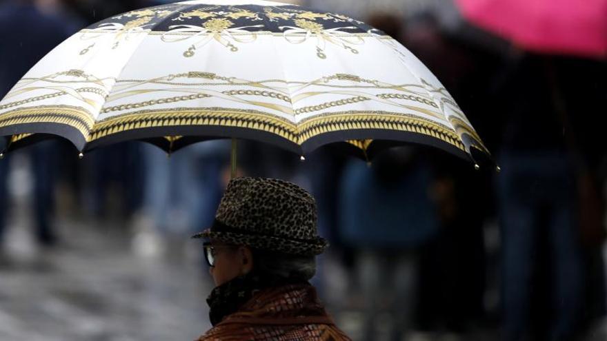 Una dona s&#039;amaga de la pluja