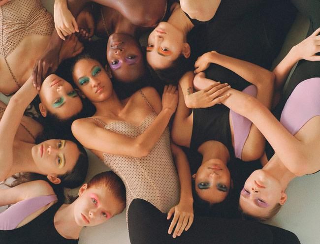 Foto grupal del editorial de Zara con sombras de ojos en colores flúor