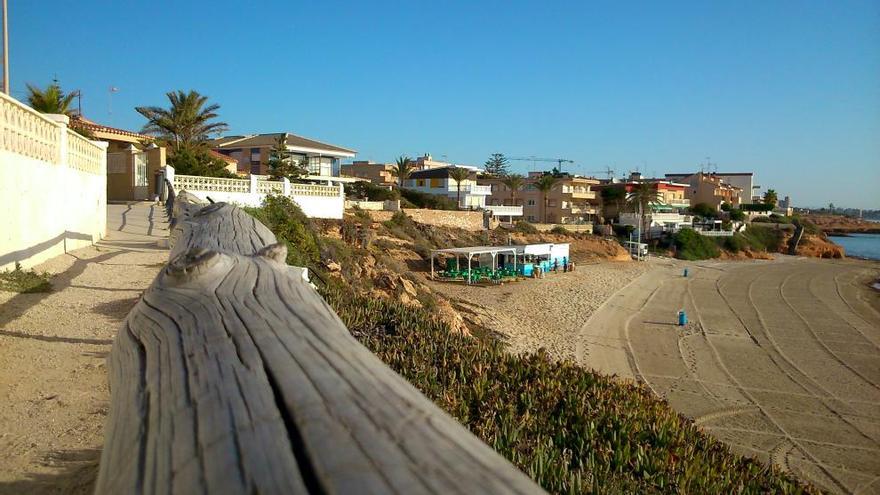 Imagen del chiringuito denunciado en la playa de Pilar de la Horadada