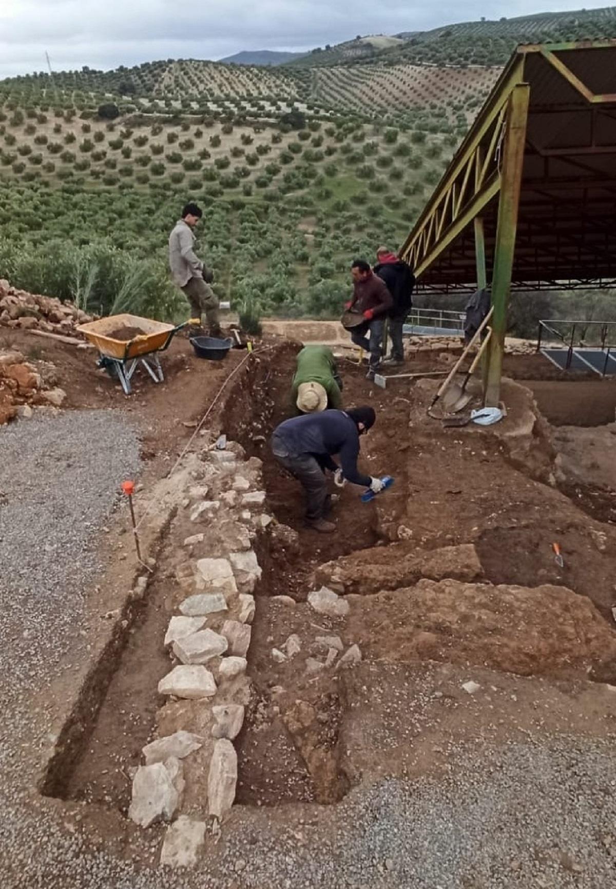 Tareas de excavación en la parte alta del yacimiento del Cerro de la Cruz.