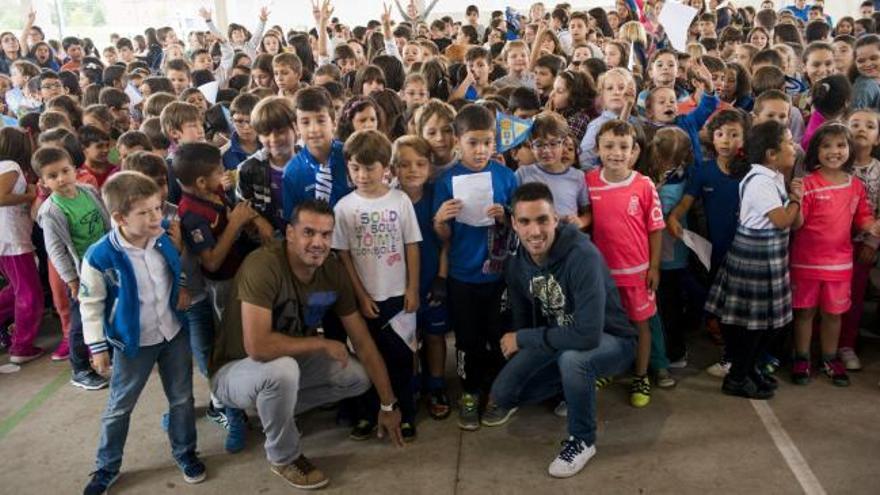 Esteban y Diegui, jugadores del Real Oviedo, visitan el colegio de La Corredoria 2