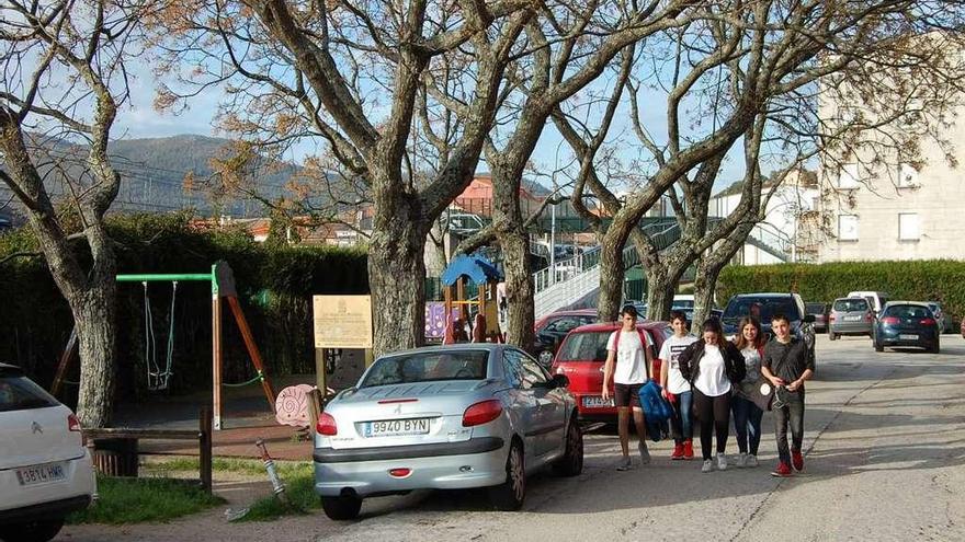 El parque infantil de Chapela que será retirado para ampliar la zona de aparcamiento. // FdV