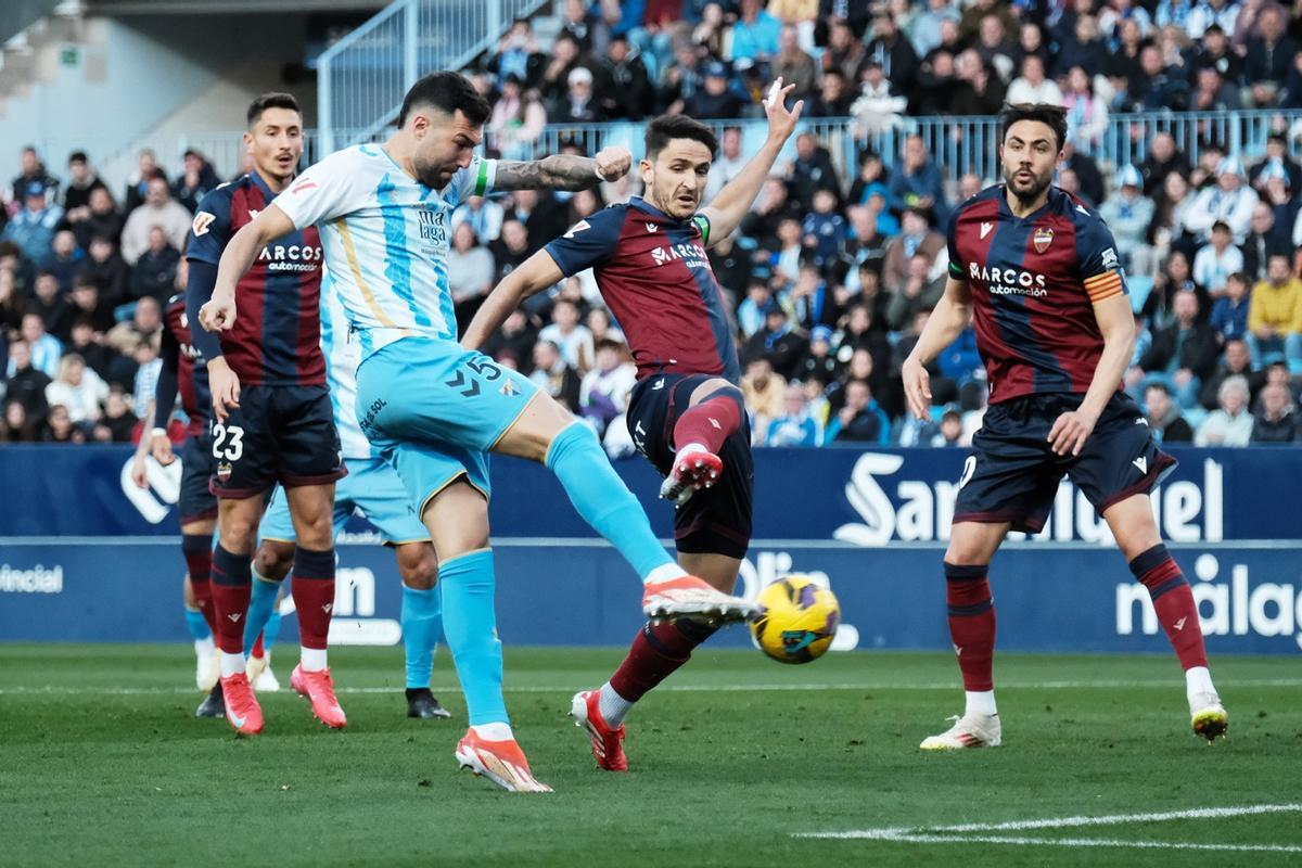 Álex Pastor dispara a puerta ante el Levante.