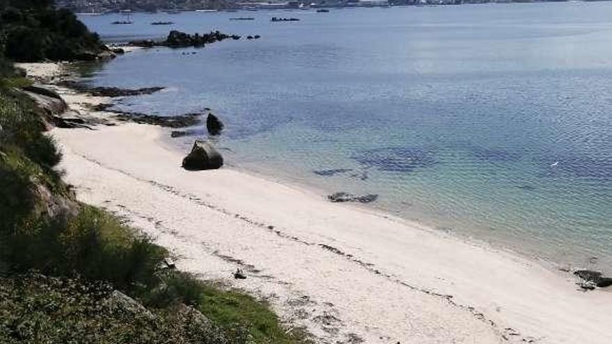 Playa de A Borna, en el límite de Domaio y Meira, ayer. // G.N.