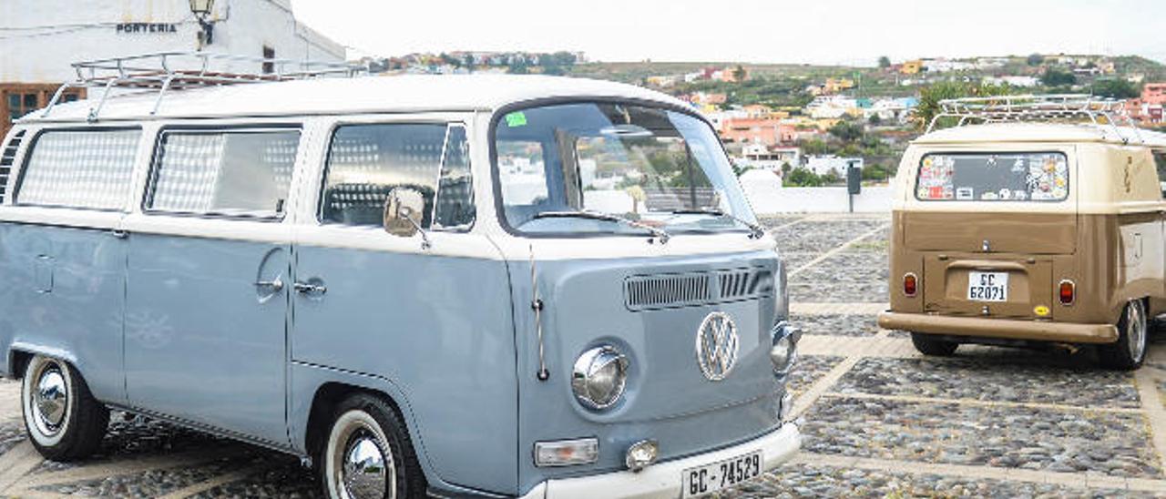 Las dos furgonetas Volkswagen restauradas por José Manuel Franco y José Pastrana.