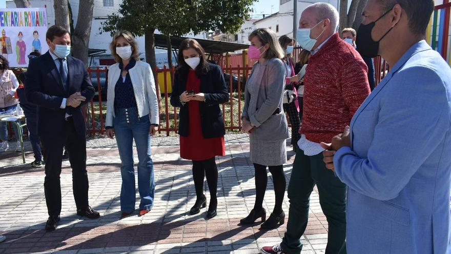 Inmaculada Troncoso y Antonio Repullo visitan los centros escolares de Puente Genil.