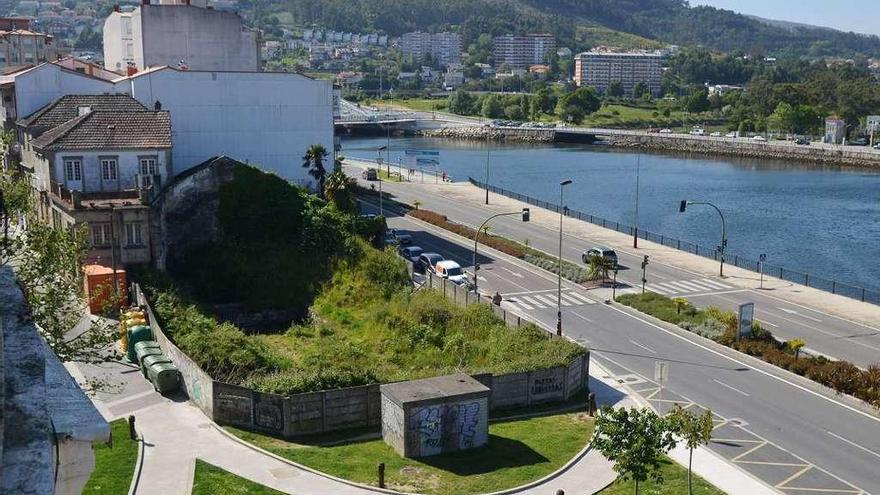 Parcela donde se proyecta un tanatorio en la calle Arzobispo Malvar, ante el río Lérez. // Gustavo Santos