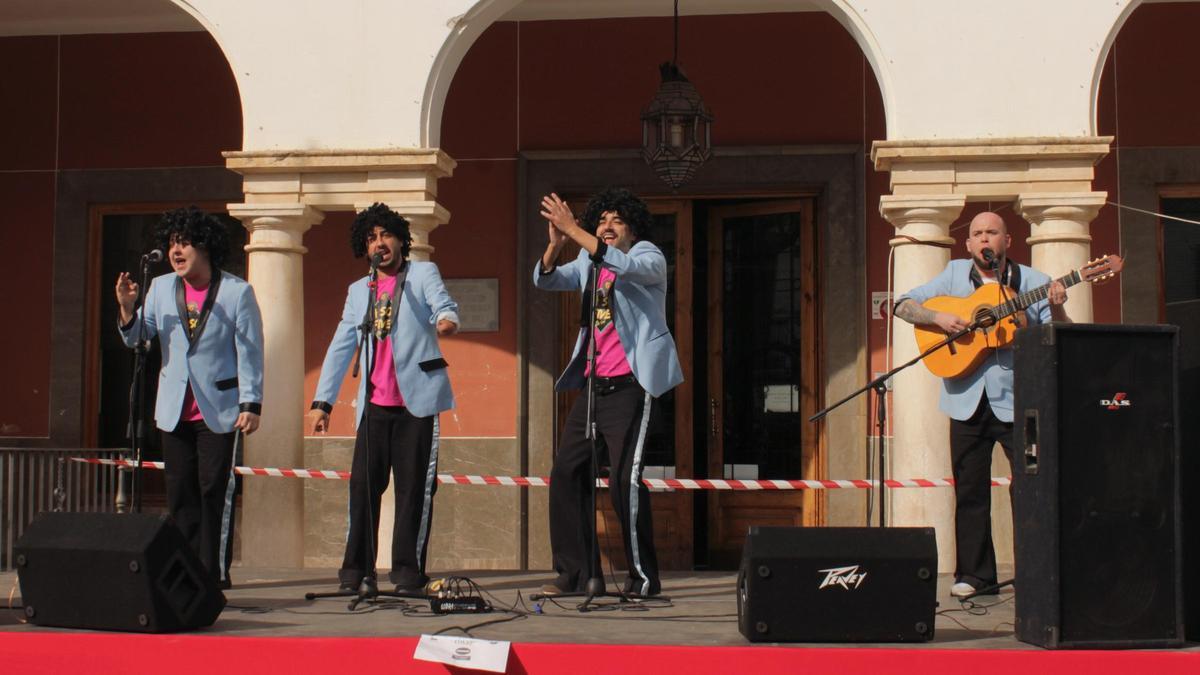 Actuación ayer en la plaza de la Constitución de la formación gaditana Los Yason Five.