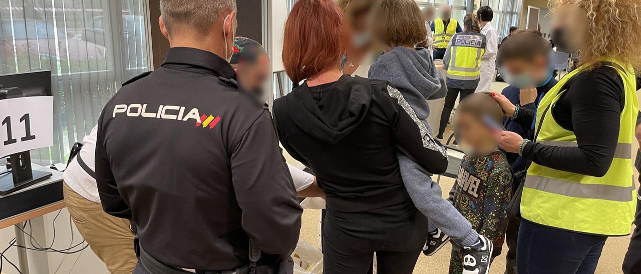 Primeros refugiados ucranianos que llegan a la comisaría de la Ciudad de la Luz, en Alicante.