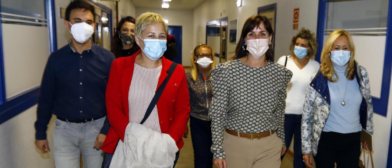 Berta Zapater con Elena Allué, en una reunión de la candidatura de Allué, en las primarias del partido de 2021.