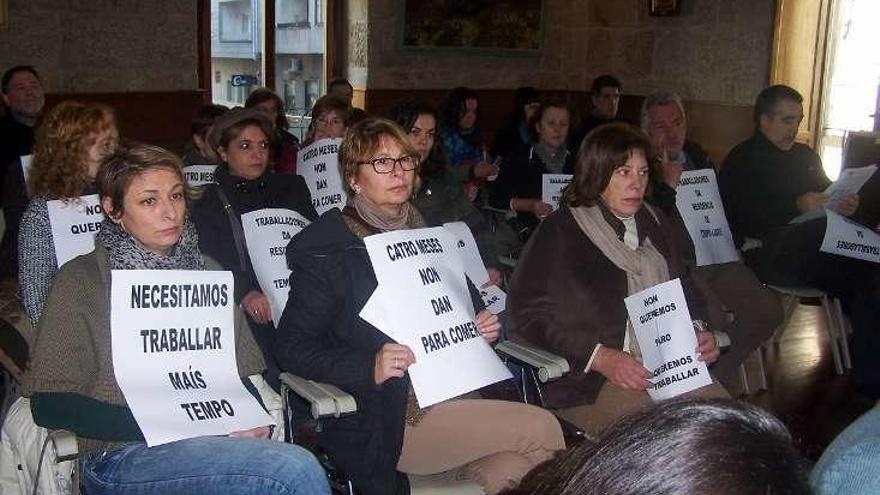 Trabajadoras piden en un pleno de 2013 trabajar más meses.  // L.F.