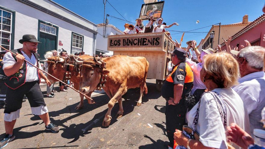 Tegueste afina el timple