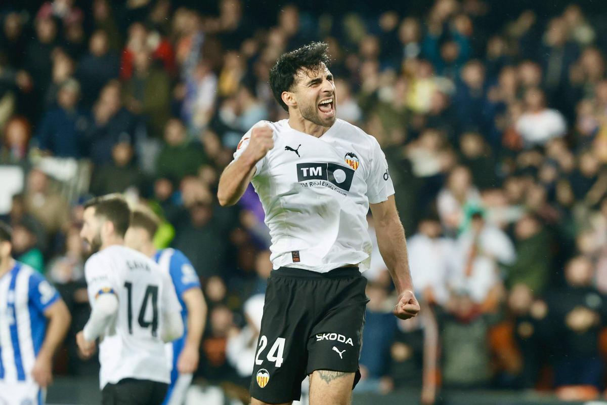 Eray Cömert celebra su gol contra el Alavés en el tiempo añadido.