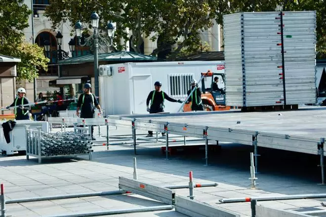 Empieza el montaje de la pista de hielo en la plaza del Ayuntamiento de València