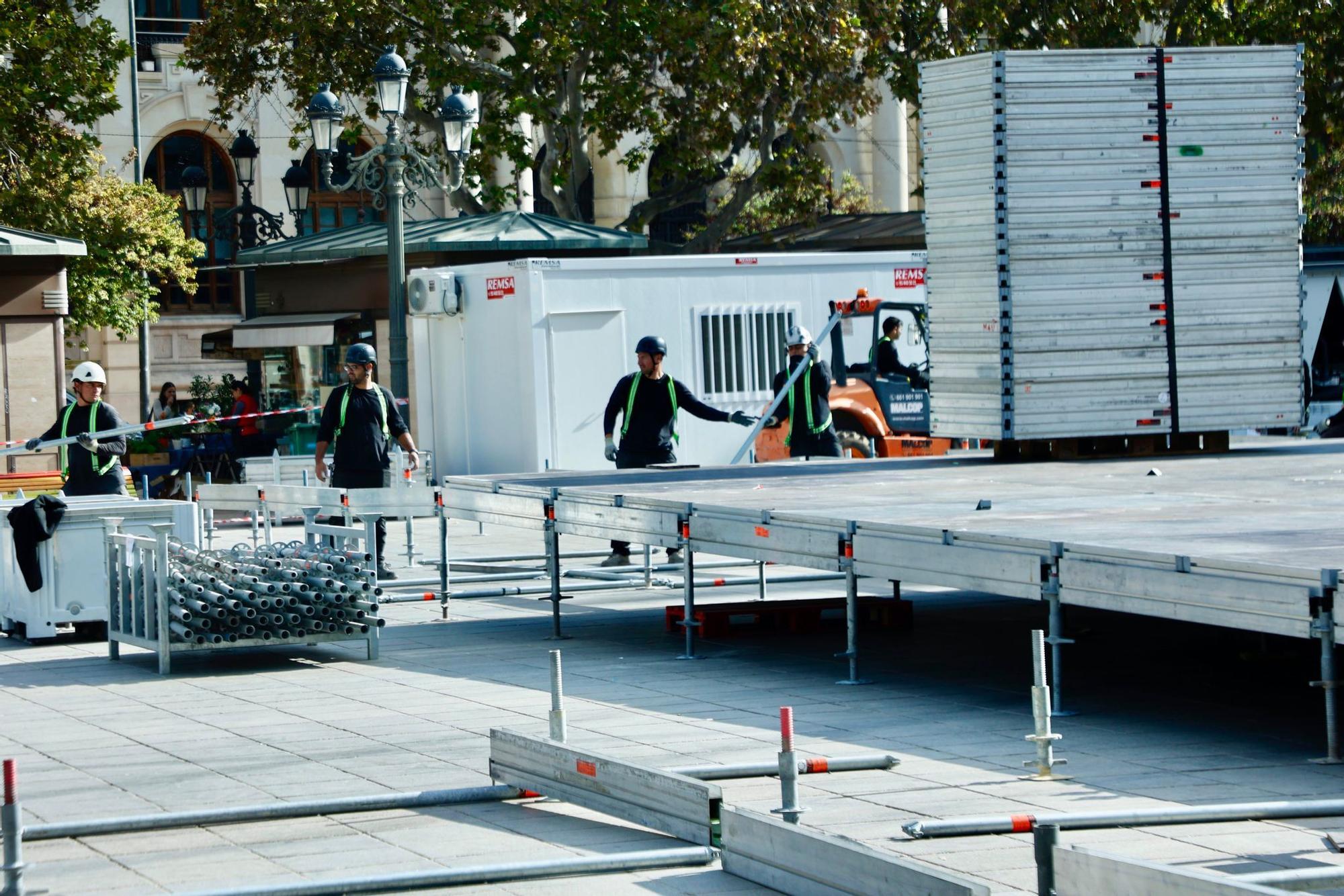 Empieza el montaje de la pista de hielo en la plaza del Ayuntamiento de València