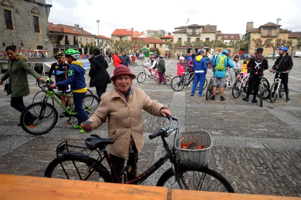 Un pelotón de ciclistas desafía a la lluvia en Cambados