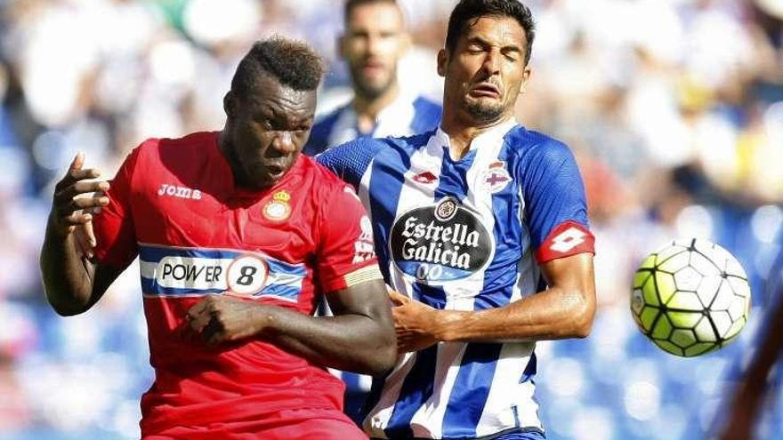 Borges choca con Caicedo en el partido del año pasado.