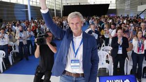 Alfonso Rueda saluda ante los compromisarios y militantes del PPdeG en el recinto ferial de Pontevedra, ayer.