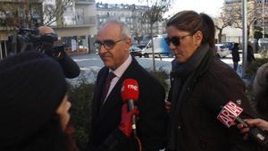 La madre de Nadia Nerea llega al juzgado de La Seu d’Urgell acompañada de su abogado, el pasado 9 de diciembre.