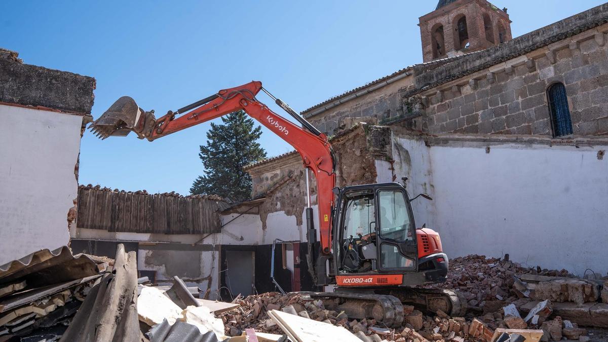 Trabajos de derribo del muro junto a la Basílica de Santa Eulalia en la capital extremeña.