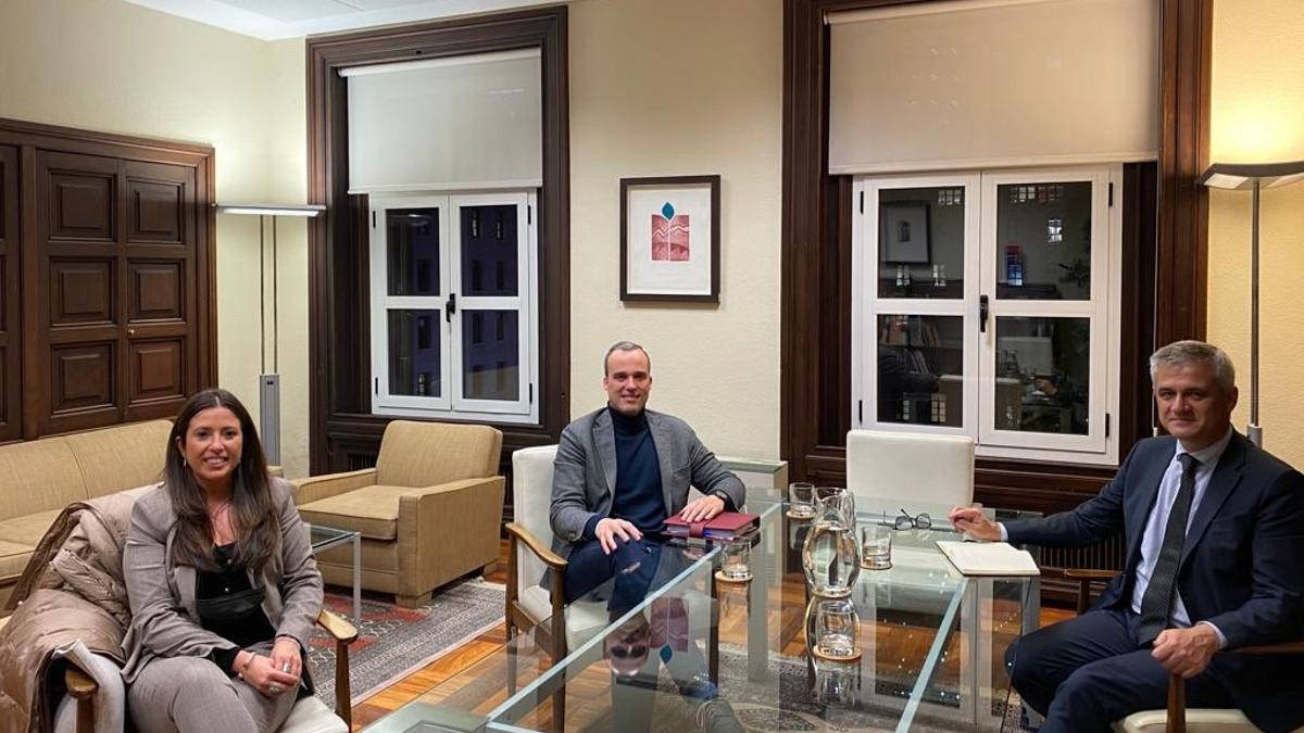 Foto de la reunión del alcalde, Carlos Caro, y la concejala de Cultura, Leticia Carrero, en el Ministerio de Transportes, Movilidad y Agenda Urbana, con David Lucas, en noviembre de 2021.