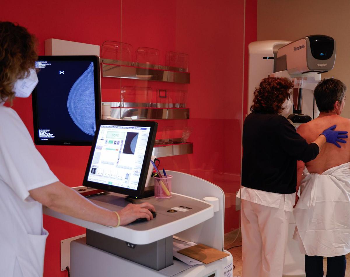 Realización de una mamografía en el Hospital Provincial del Reina Sofía. | MANUEL MURILLO