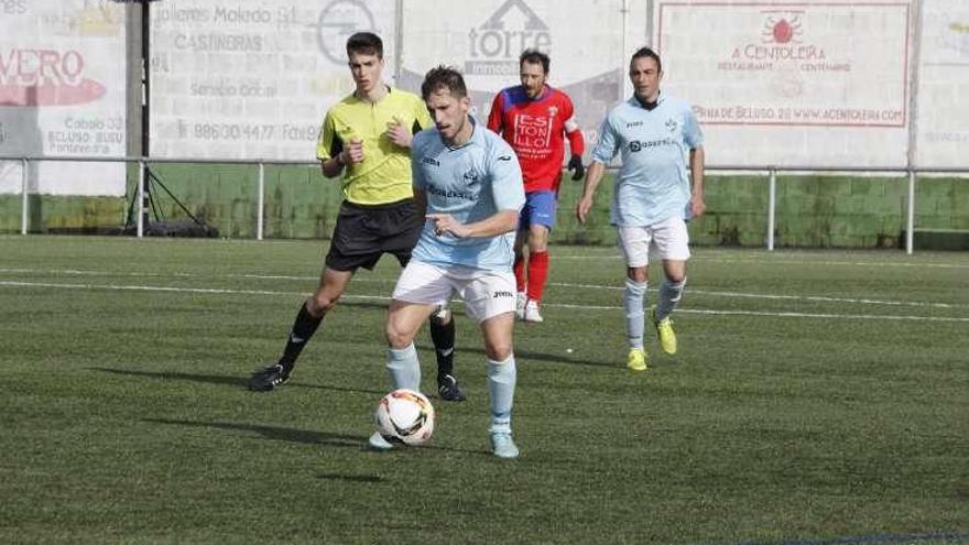 Un futbolista del Beluso conduce el esférico. // Santos Álvarez