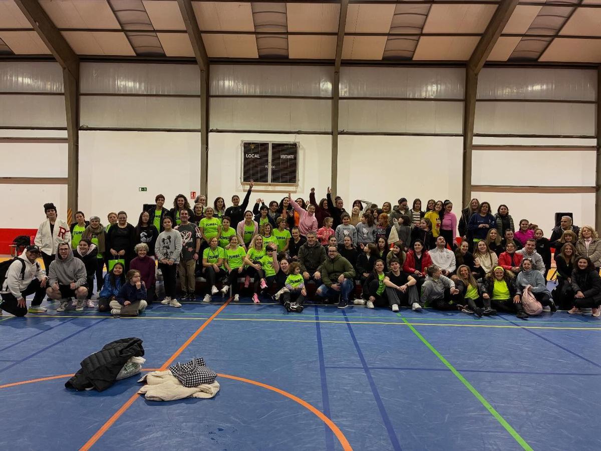 Algúns dos participantes na exhibición de Zumba Solidaria que acolleu Boqueixón