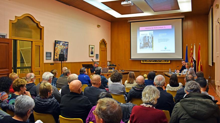 La presentació del llibre &#039;Història de Súria, volum 1&#039; omple la Casa de la Vila