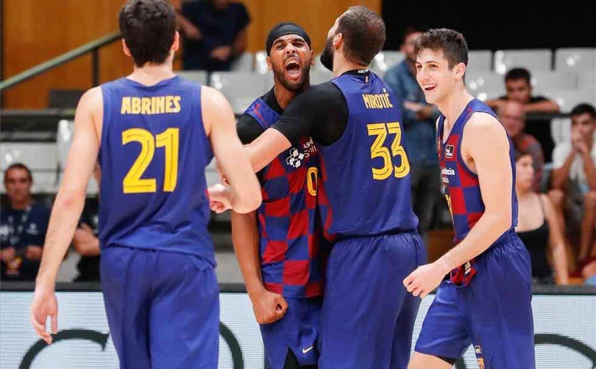 Davies celebra una canasta decisiva con sus compañeros