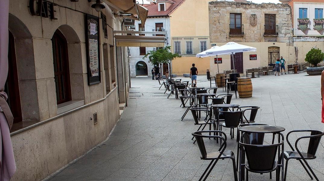 Una terraza vacía durante el verano en una calle de Aranda de Duero (Burgos), durante el aislamiento de 14 días del municipio para contener la propagación del coronavirus.