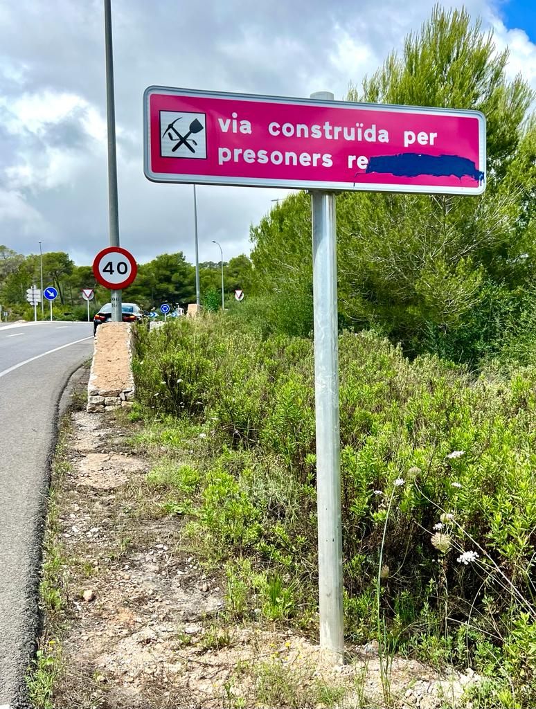 Una de las señales vanzalizadas en el sudeste de Mallorca