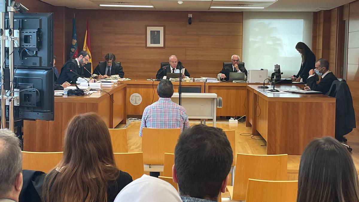 Imagen del procesado, sentado ayer en el banquillo de los acusados de la Audiencia Provincial.