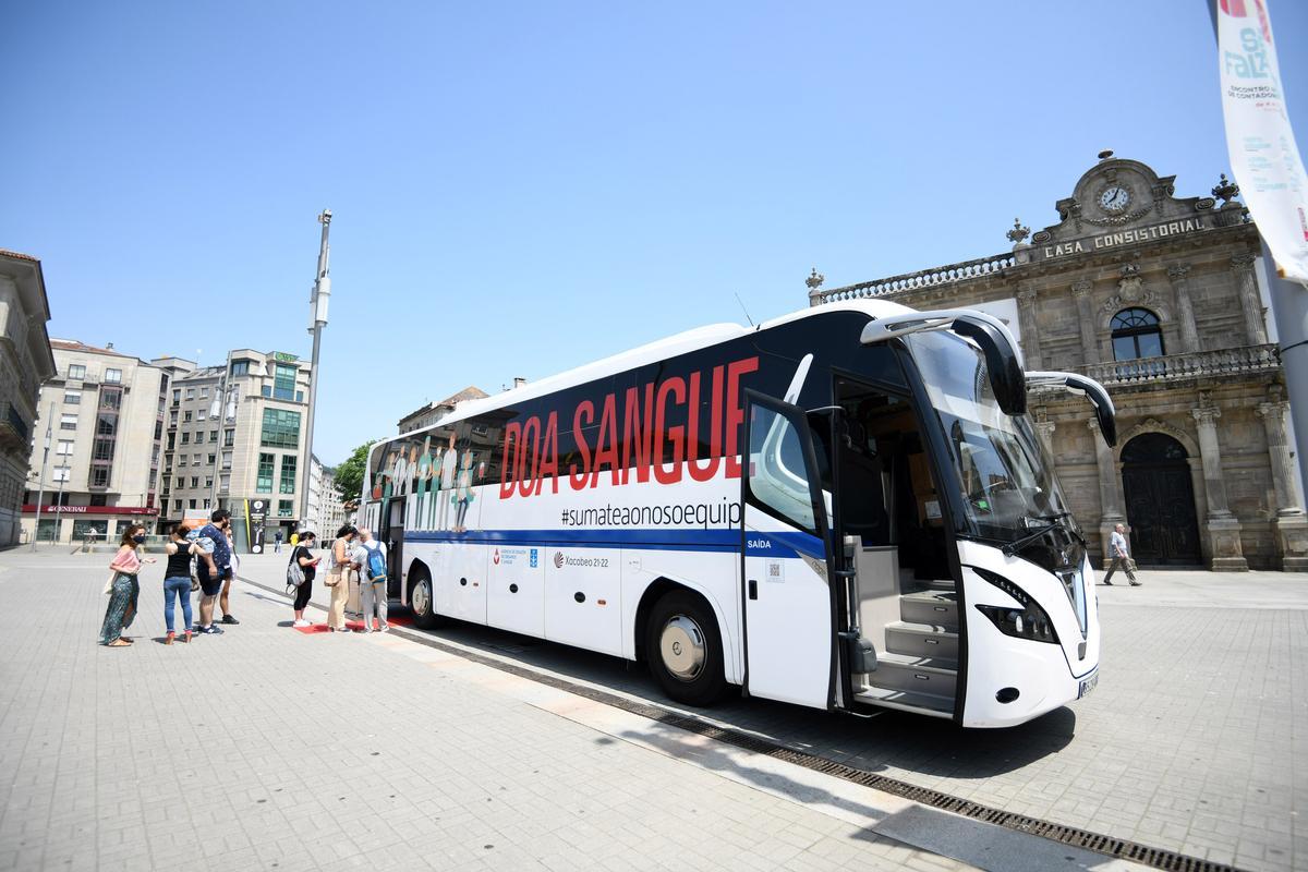 Cola ante el autobús móvil de donación en Pontevedra, ayer martes.