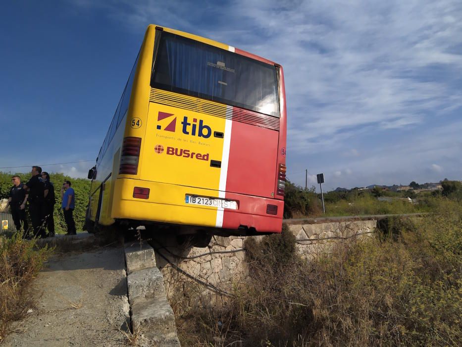 Un accidente de autobús obliga a cortar la carretera de entrada a Son Servera