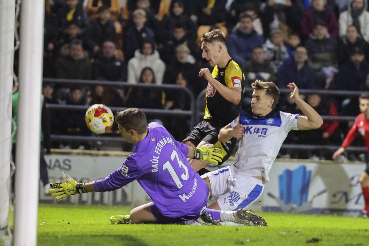 El delantero del Portugalete Alain Arreitunandia intenta superar a Raúl Fernández, guardameta del Alavés, durante el partido de dieciseisavos de final de la Copa del Rey entre Club Portugalete y Deportivo Alavés celebrado en el estadio La Florida de Portugalete
